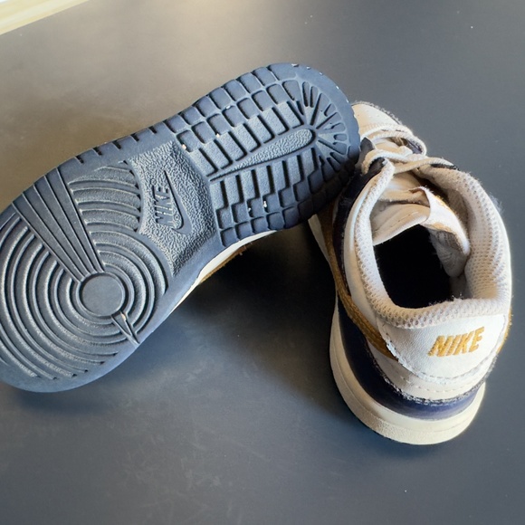 Nike Kids Shoes in Navy and Gold - Picture 4 of 4